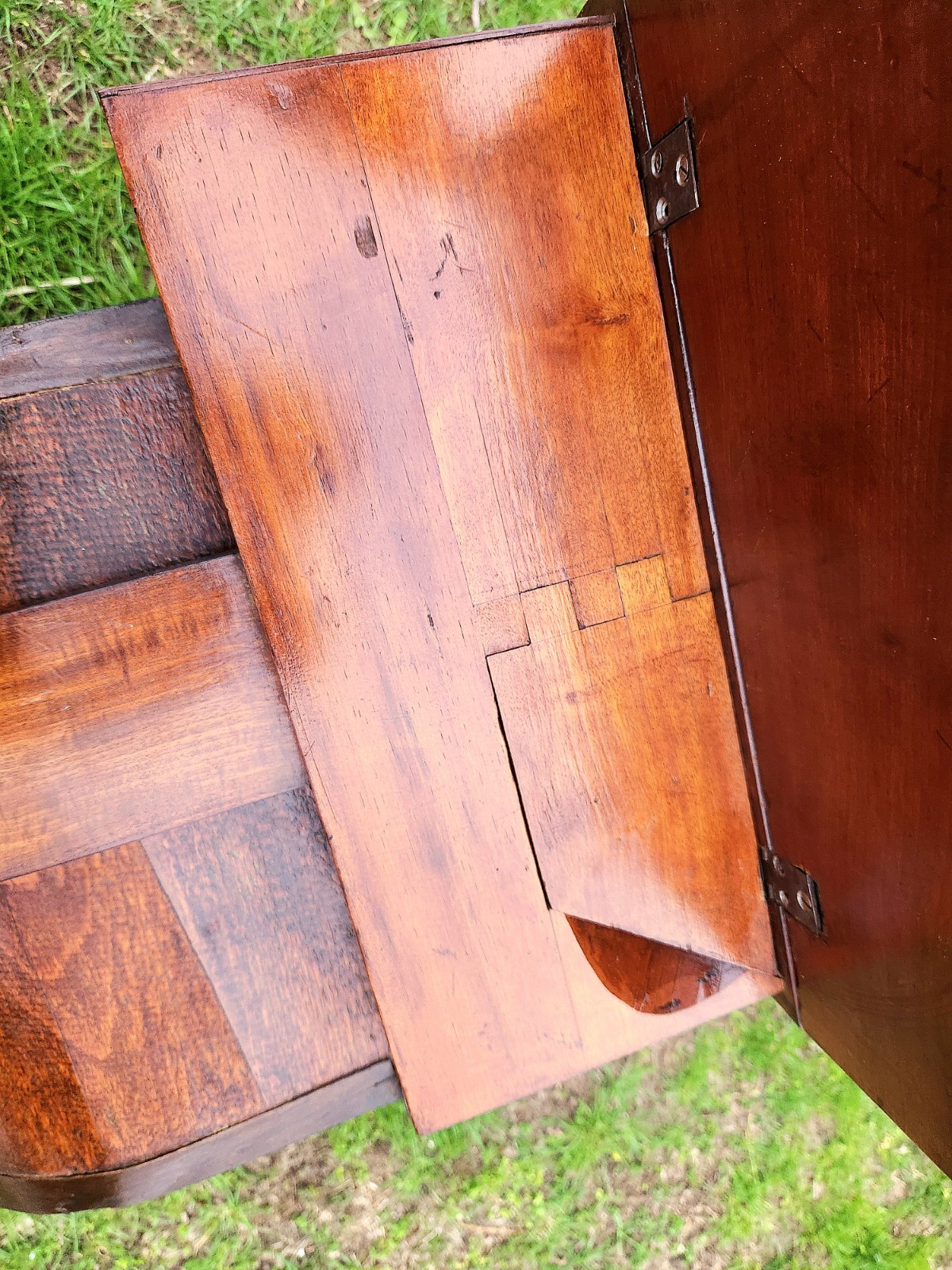 Antique American Fed Drop-Leaf Potbelly Furniture Mahogany Sewing Table Cabinet