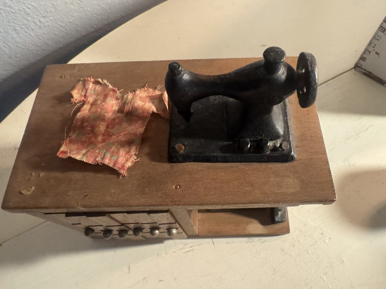Vintage ENESCO coaster set, with mini sewing machine Wood/Metal Brown Black