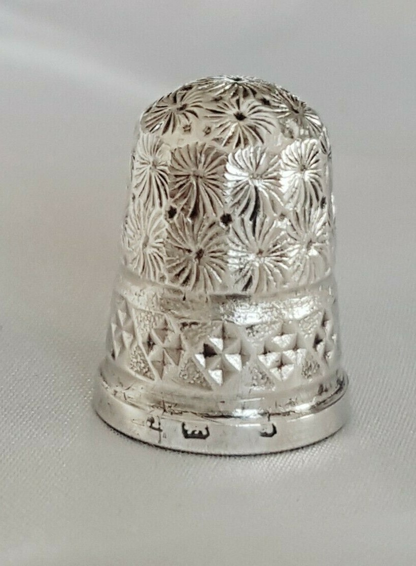 THIMBLE ~ Hallmarked Sterling Silver (Lion Passant) ~ Beautiful Pattern