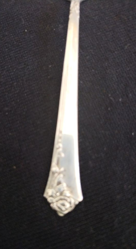 Heirloom Sterling Damask Rose by Oneida 4 1/4″ 3 prong fork wt. approx. .5 oz