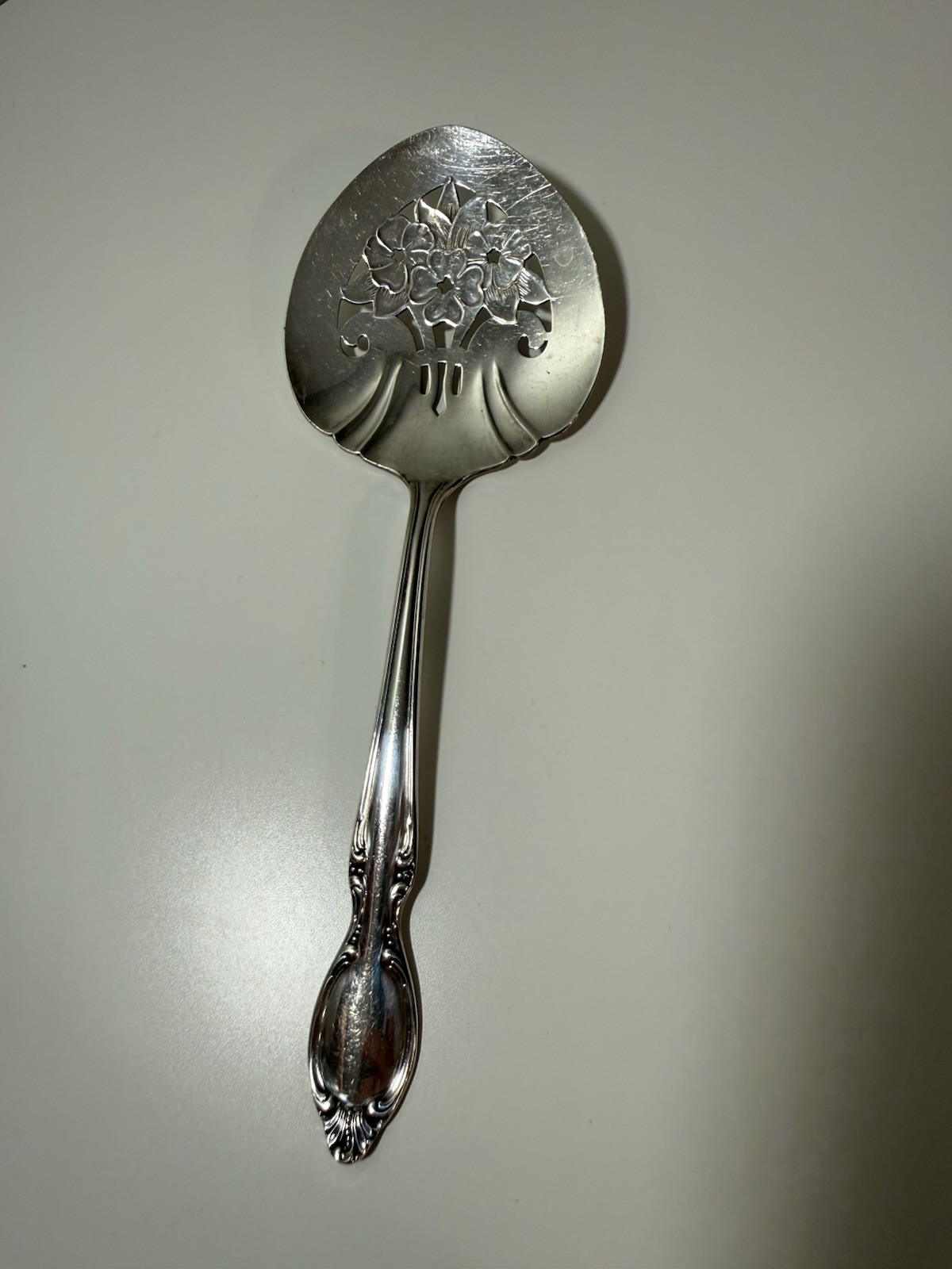 Beautiful WM Rogers IS Silverplate Tomato Server Spoon International Silver