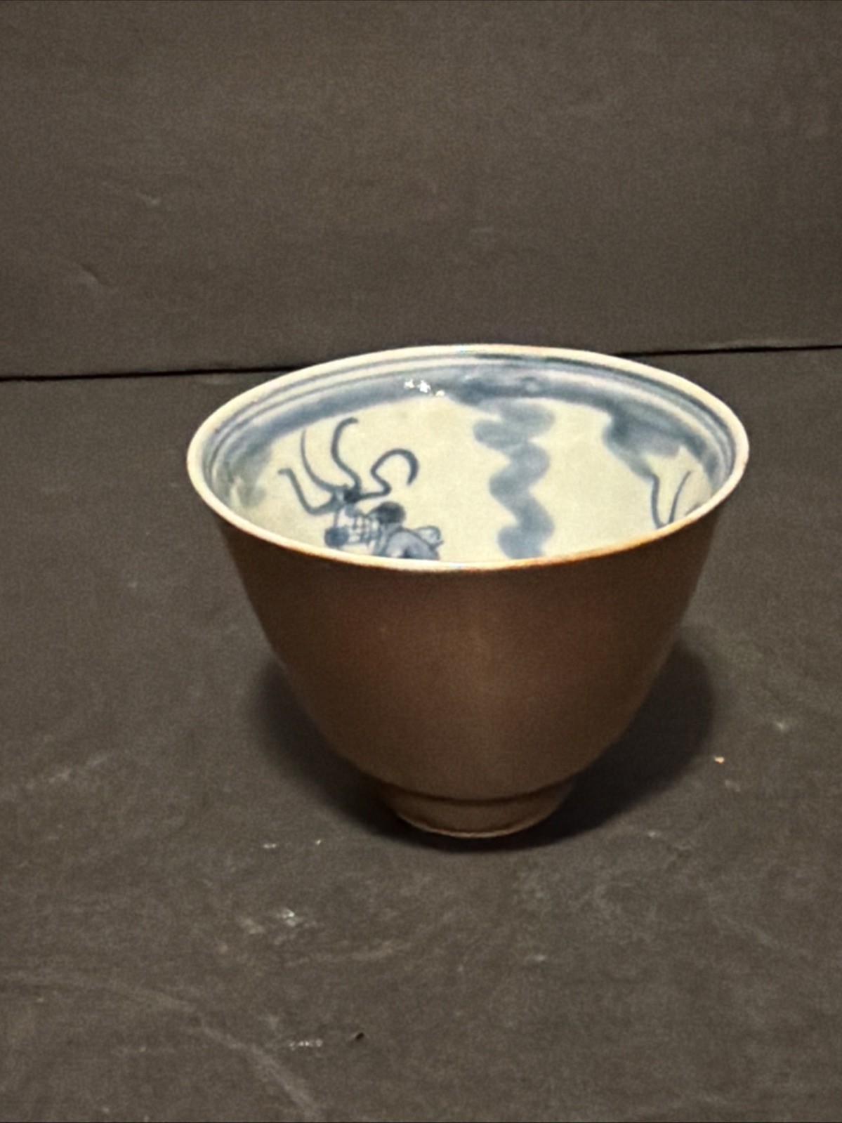 Chinese Export Brown Glazed Blue And White Interior Fish And Water Plant Cup