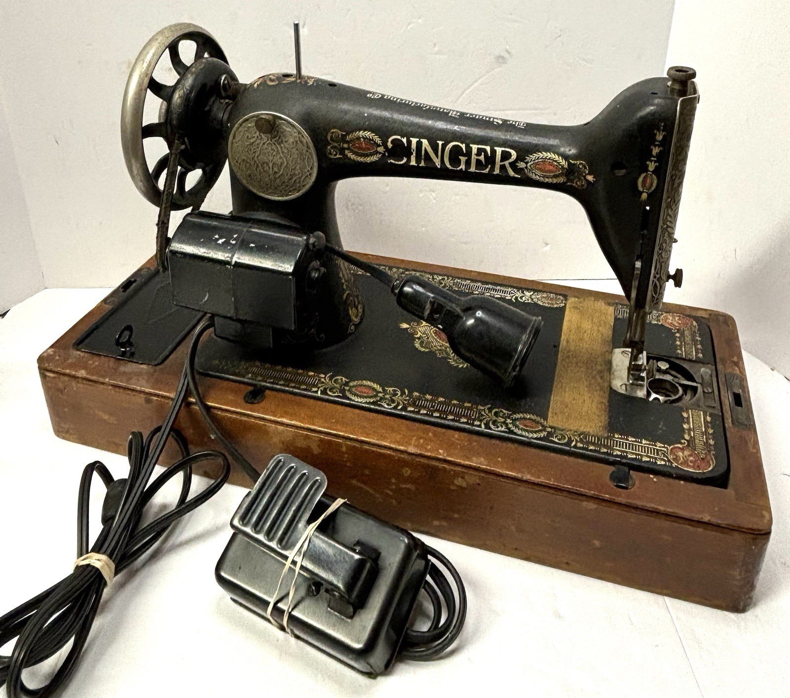 1919 Singer Sewing Machine Model 66 Red Eye G7166634 Rough Case FOR PARTS/REPAIR
