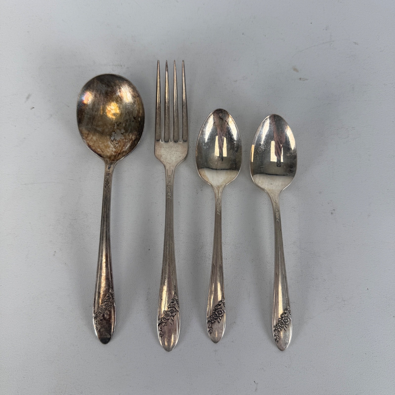 Set Of 4 FLATWARE Tudor Plate Oneida 1946 QUEEN BESS II Silverplate