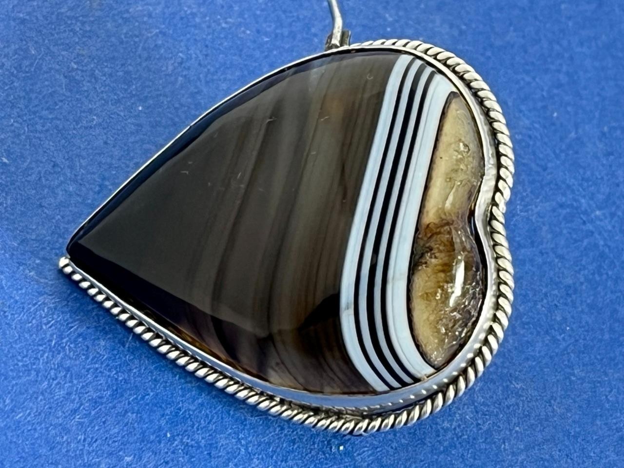 LARGE ANTIQUE VICTORIAN SCOTTISH SOLID SILVER BANDED AGATE LOVE HEART BROOCH