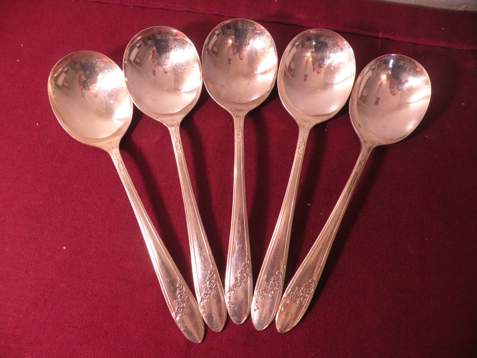 5 Oneida Tudor Plate Queen Bess II Silver Plate Gumbo Round Soup Spoons 7″