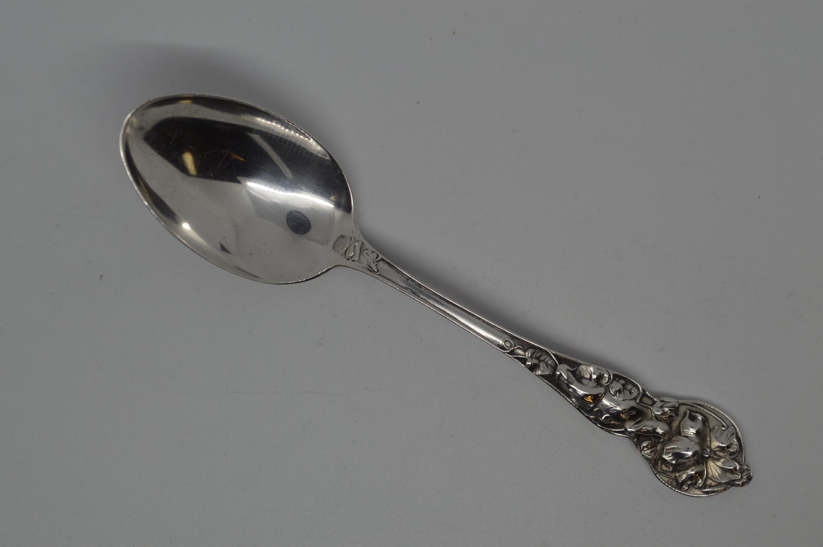 Watson Floral Series Violet Sterling Silver Teaspoon – 5 3/8 – 19g – Mono