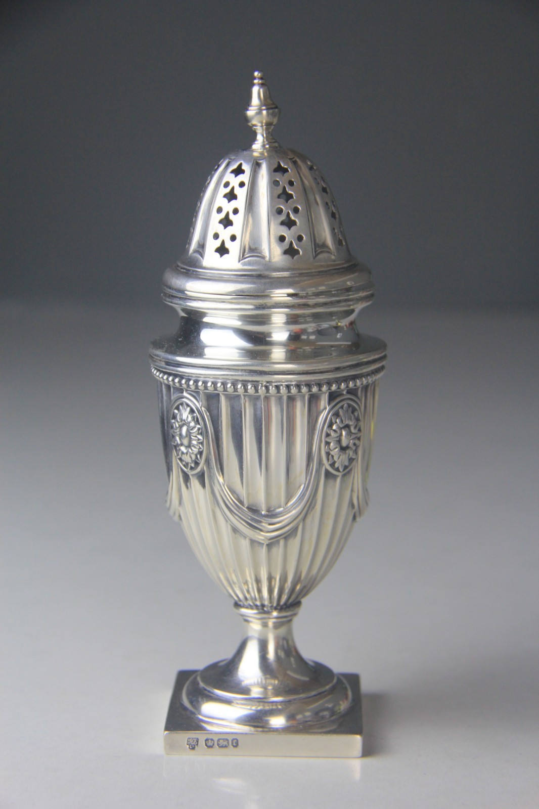 Antique Hawksworth, Eyre & Co Ltd Sterling Silver Muffineer Sugar Shaker 6.4 ozt