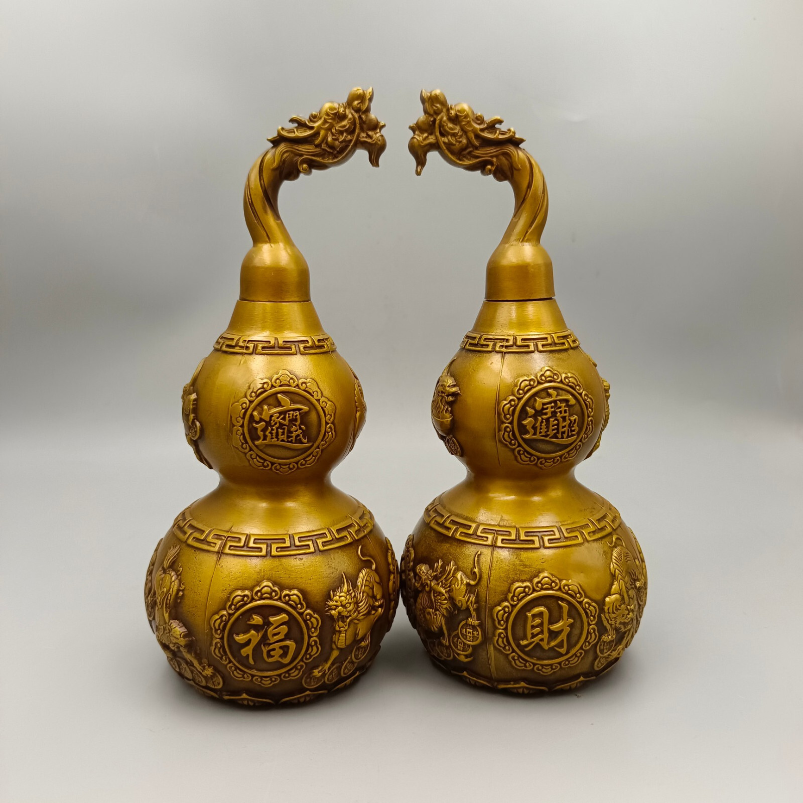 A pair of lucky, lucky, Pixiu, Chrysanthemum, Artemisia, and Cucurbitas