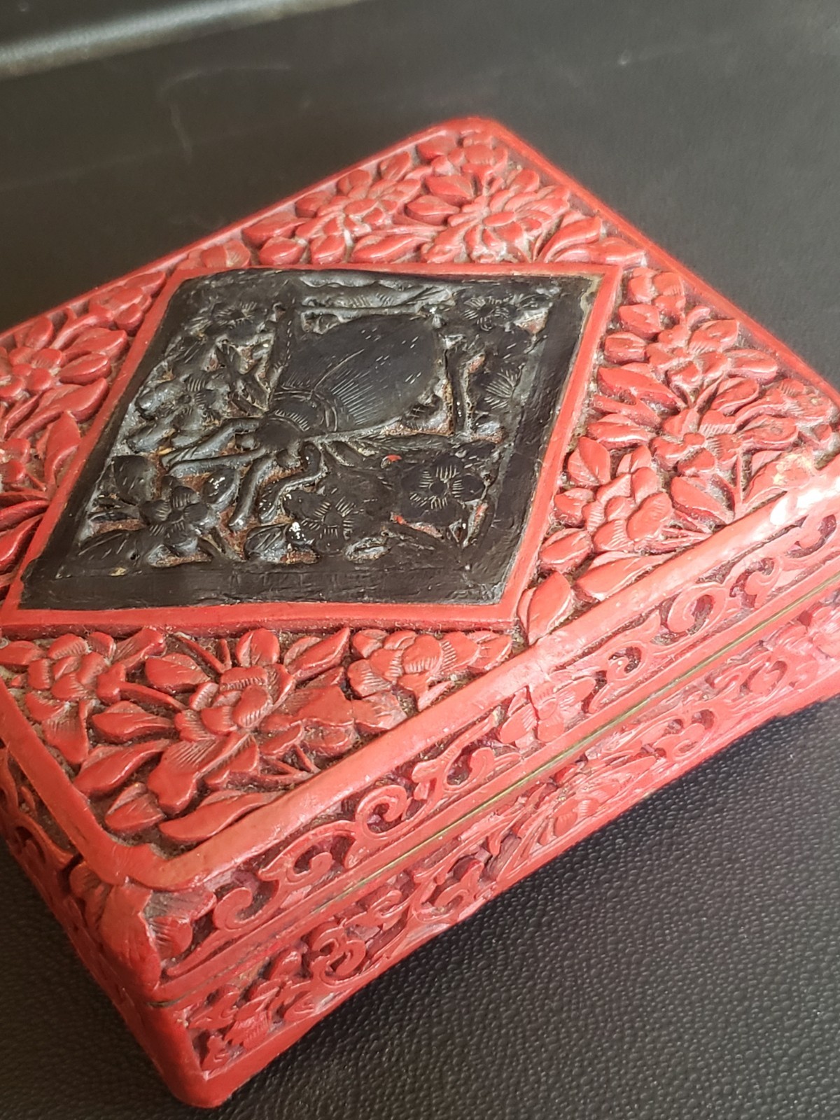 ANTIQUE c1920 CHINESE CINNABAR & BLACK LACQUER BOX BUG BEETLE DEEP CARVING