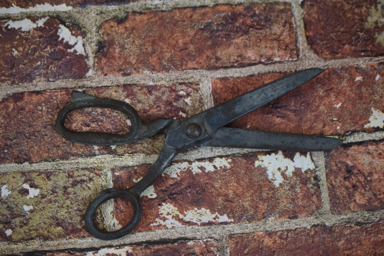 ANTIQUE LATE 1700s OR EARLY 1800s BLACKSMITH WROUGHT IRON SCISSORS 9 inches