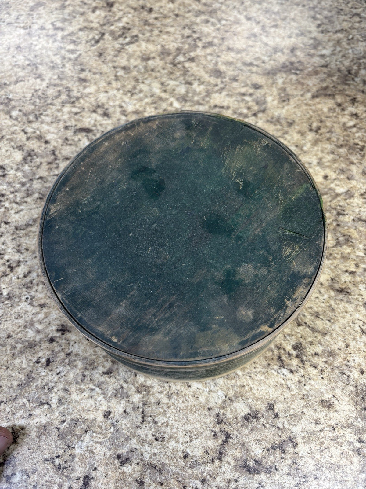 RARE 19TH C ROUND SHAKER TYPE PANTRY BOX ORIGINAL GREEN PAINT. 6X6X3″ ROUGHLY.