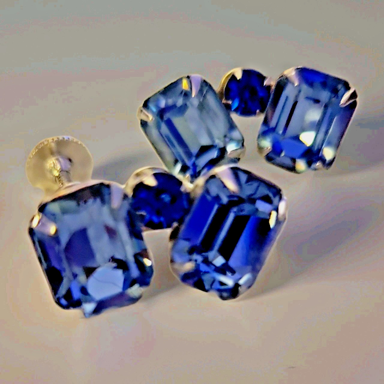 Vintage Dangle Drop Screw Back Earrings Beautiful earrings, ship in USA included
