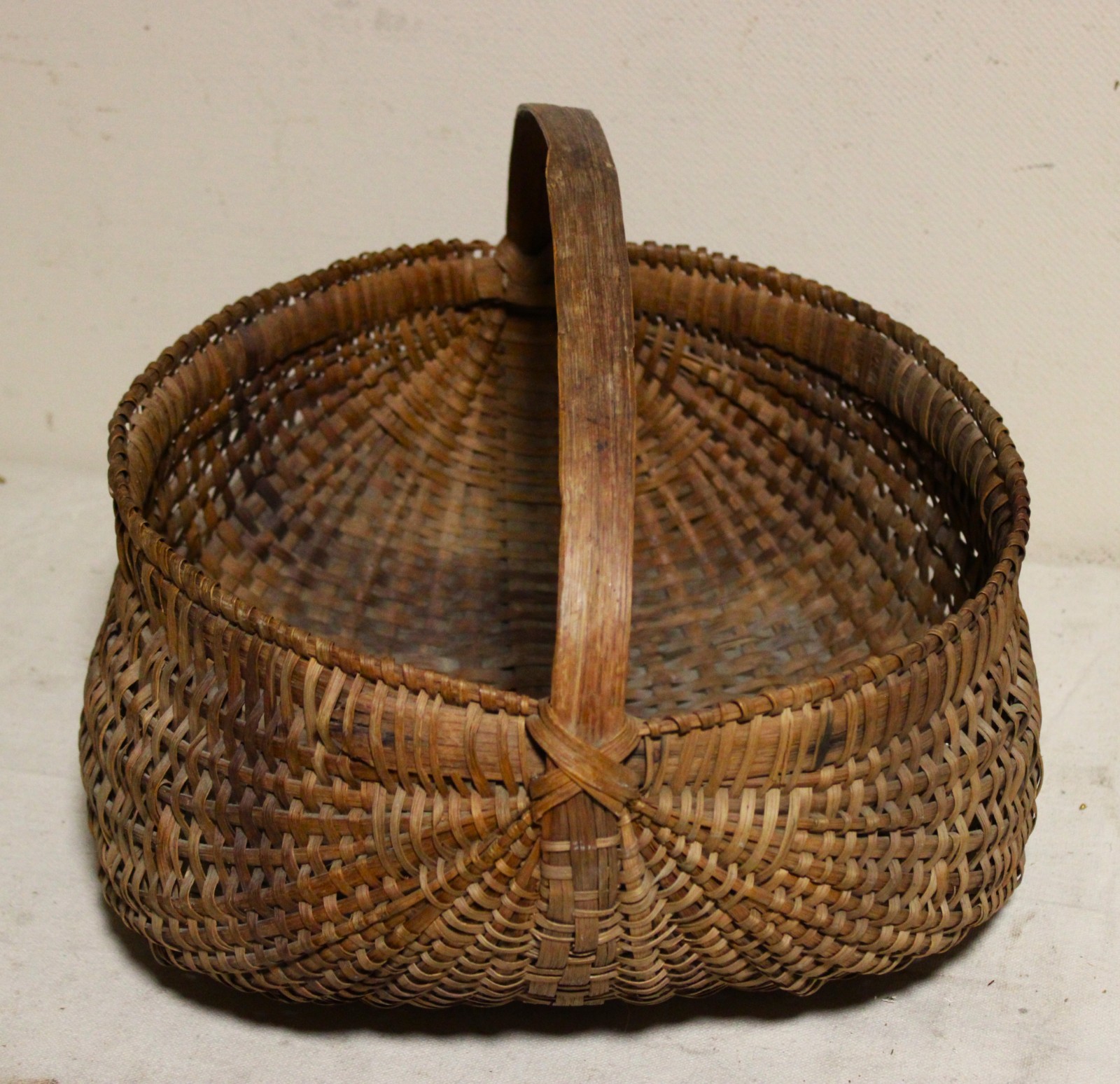 ANTIQUE BUTTOCKS BASKET PRIMITIVE SPLINT GATHERING CARVED HANDLE DARK PATINA