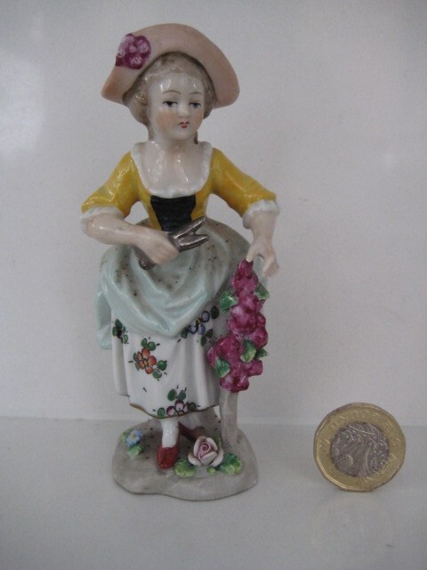 ANTIQUE GERMAN SITZENDORF FIGURE WOMAN GIRL LADY PICKING GRAPES FLOWERS APPLIED