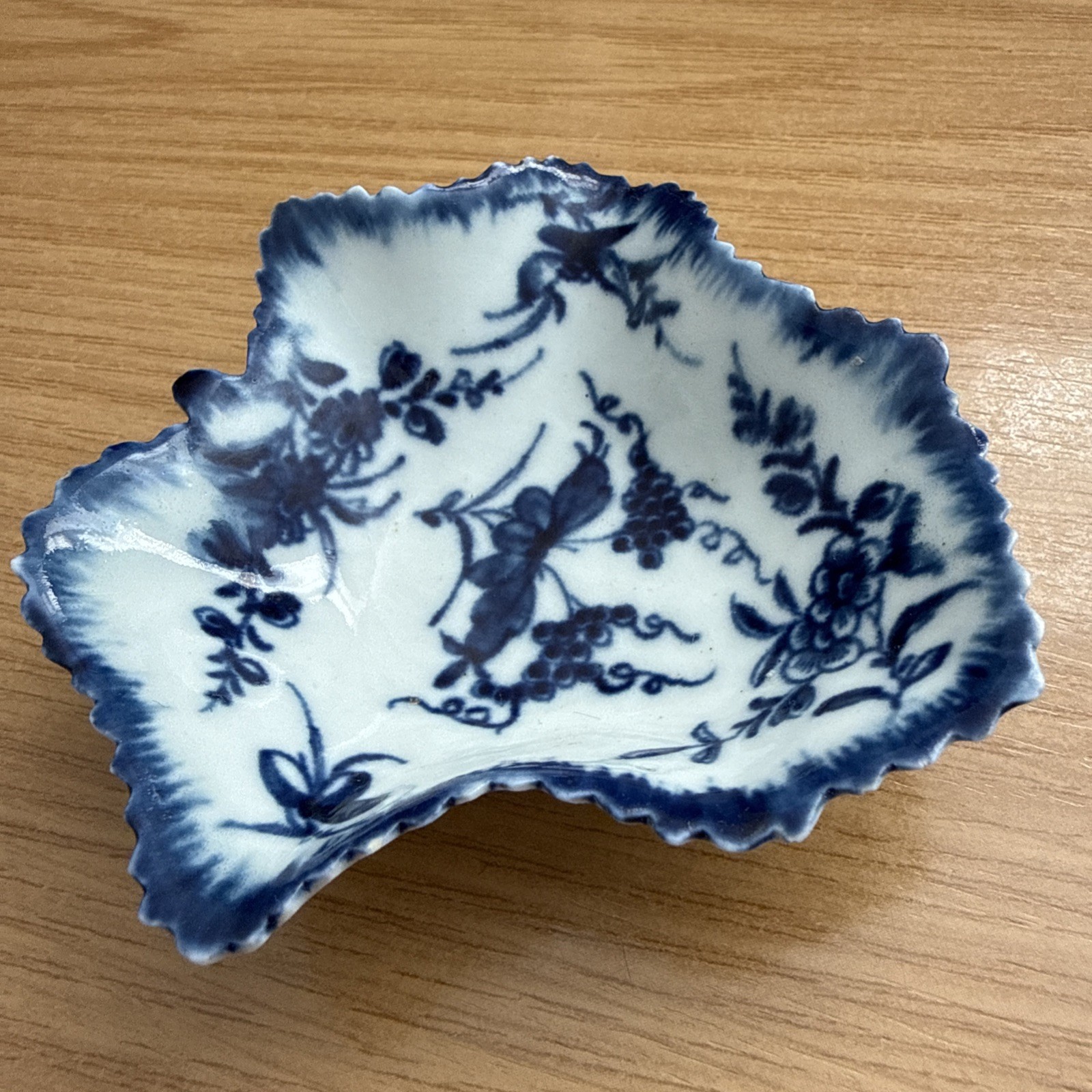 An antique Worcester porcelain blue and white pickle dish