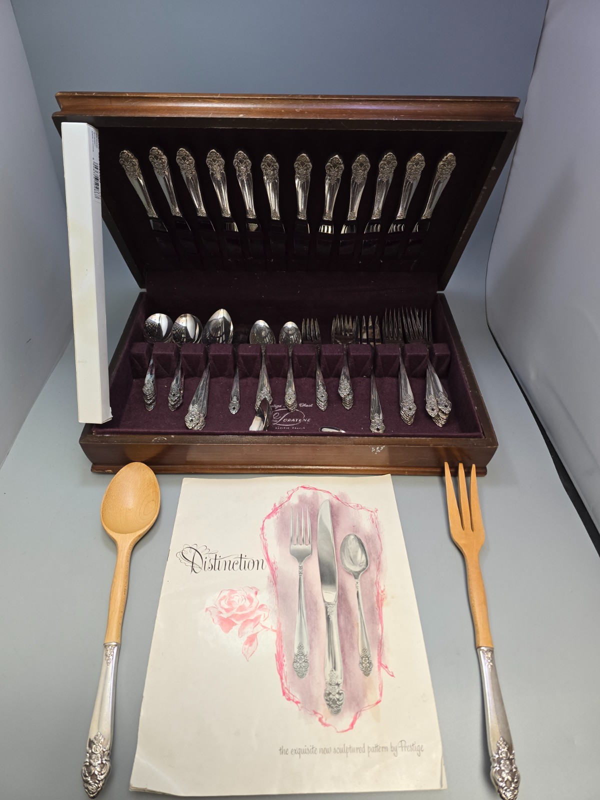 Vintage 1951 Silverplate Prestige Distinction Pattern Oneida 71 piece Set w Case