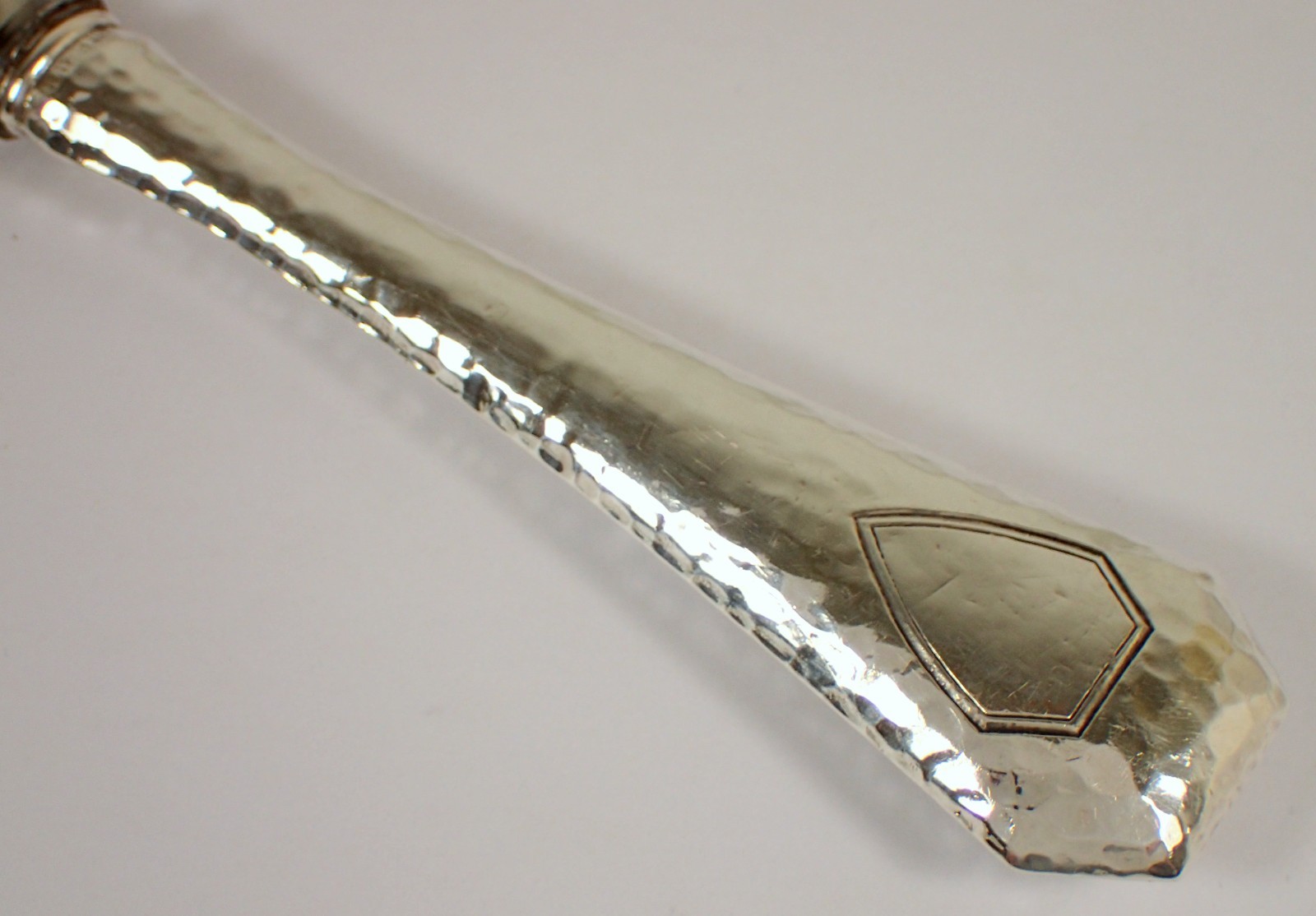 Vtg Hand Hammered Crest Shield Sterling Silver Handle 9 7/8″ Cake Pie Server