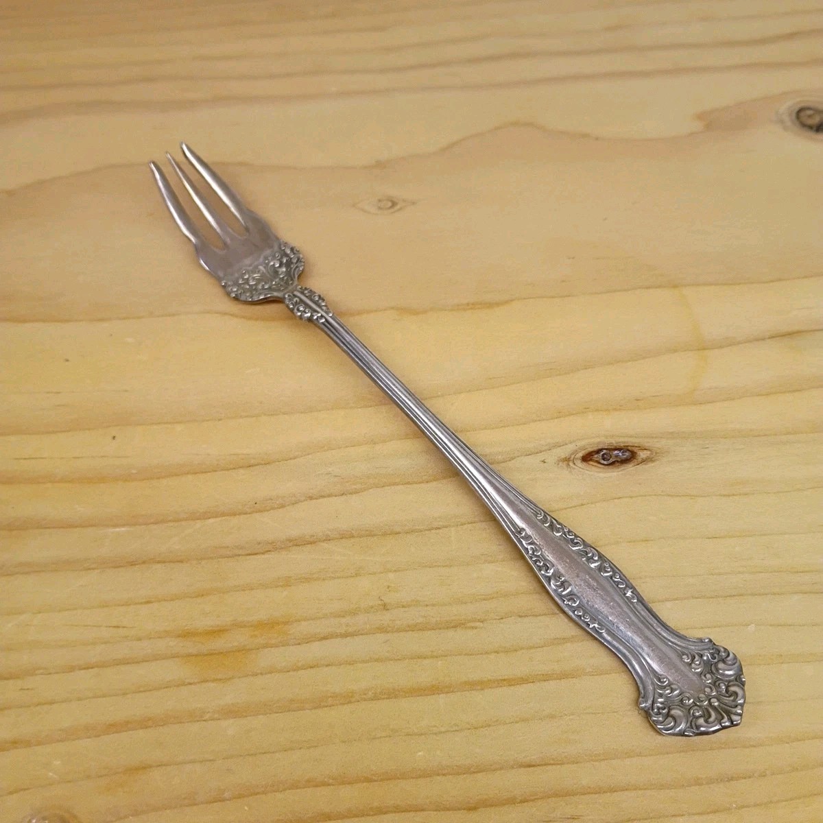 1847 Rogers Bros Avon A1 Silverplate Cocktail Fork 6 1/4″ Long 3 Tine
