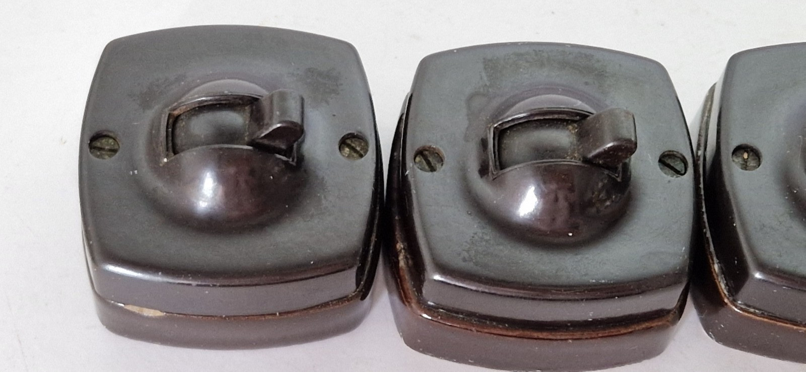 VINTAGE VITREOUS CERAMIC BAKELITE TOGGLE LIGHT SWITCH – BRITMAC LITTLE BRITON