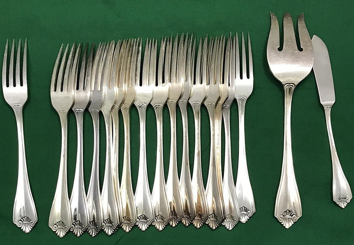 18 Pc KING JAMES Silverplated DINNER & MEAT FORKS + MASTER BUTTER 1881 Oneida