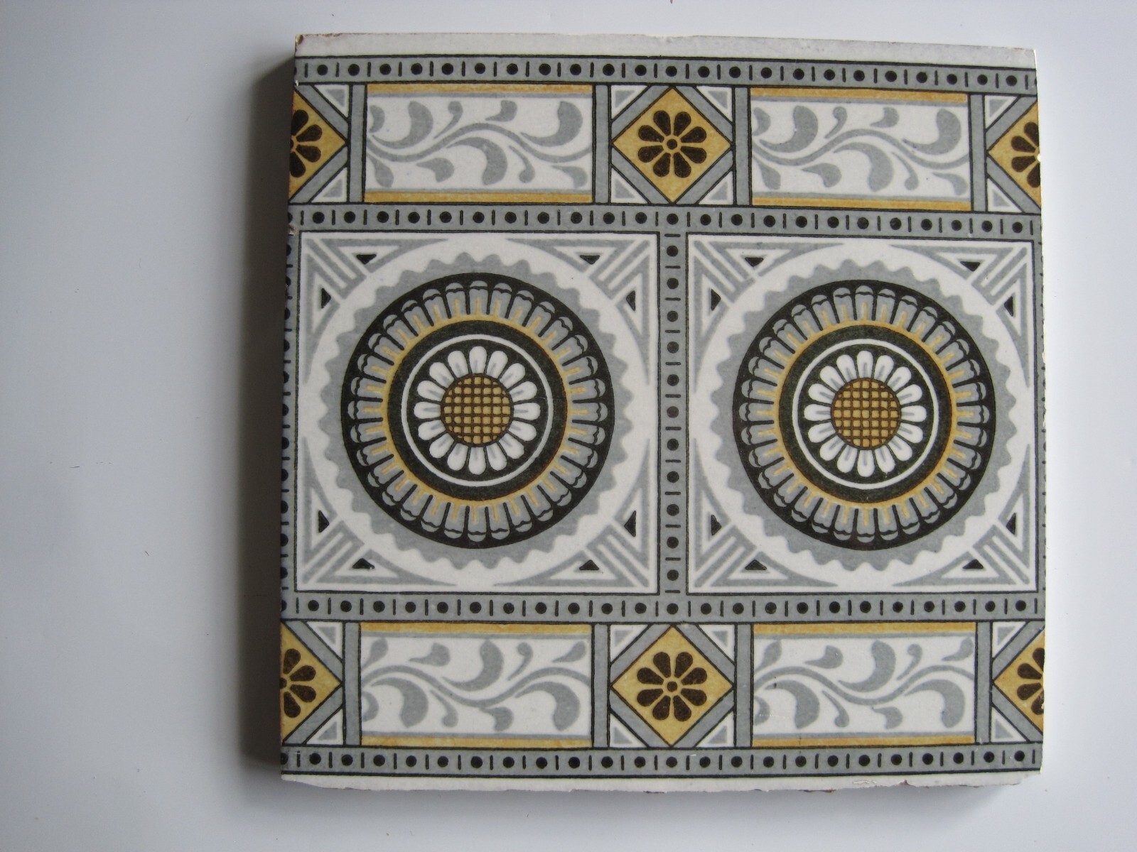 ANTIQUE VICTORIAN MINTON 8″ BORDER TILE PATTERN No.1686G CIRCA 1868-1900