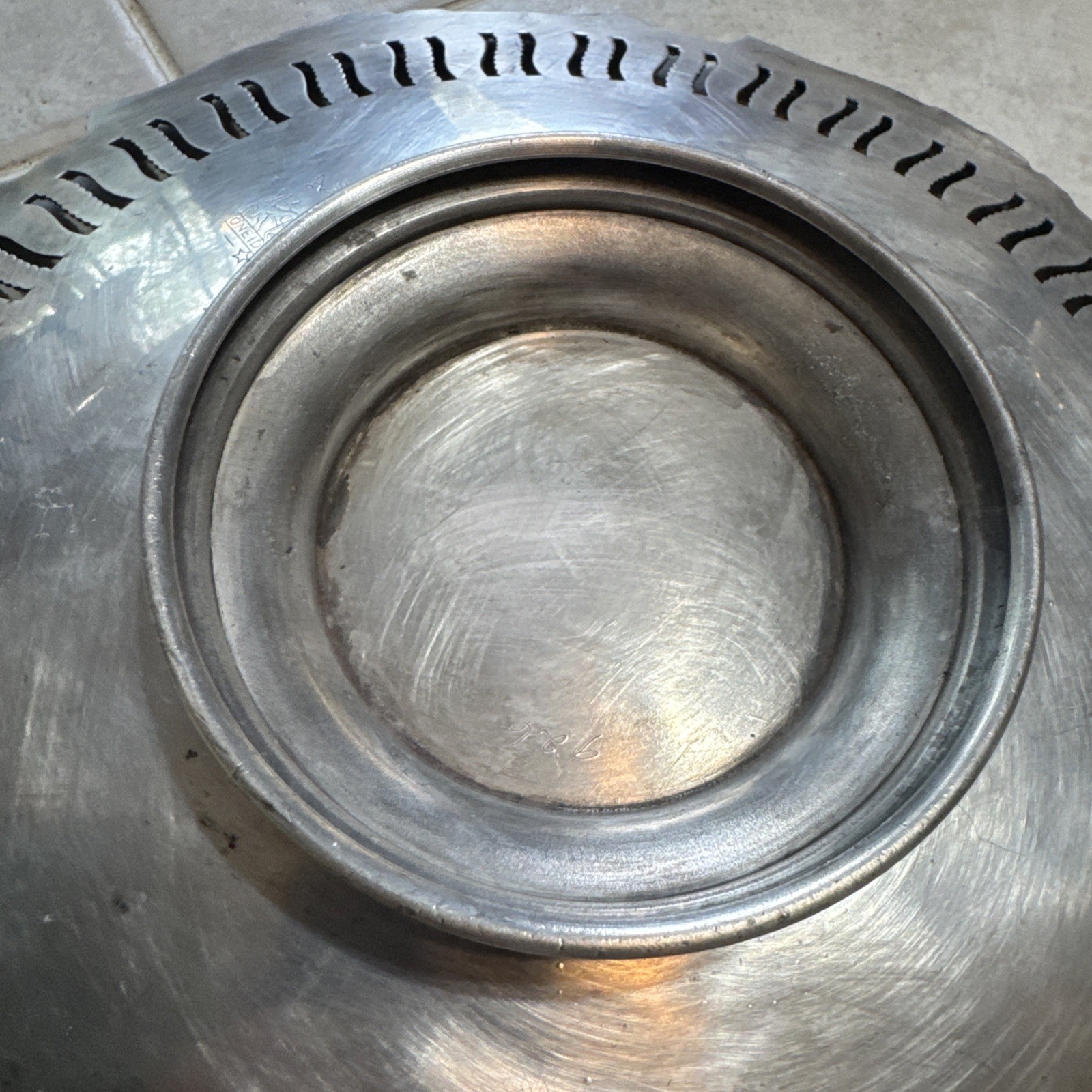 Oneida Silver Plated Round Footed Serving Plate D: 9 7/8”