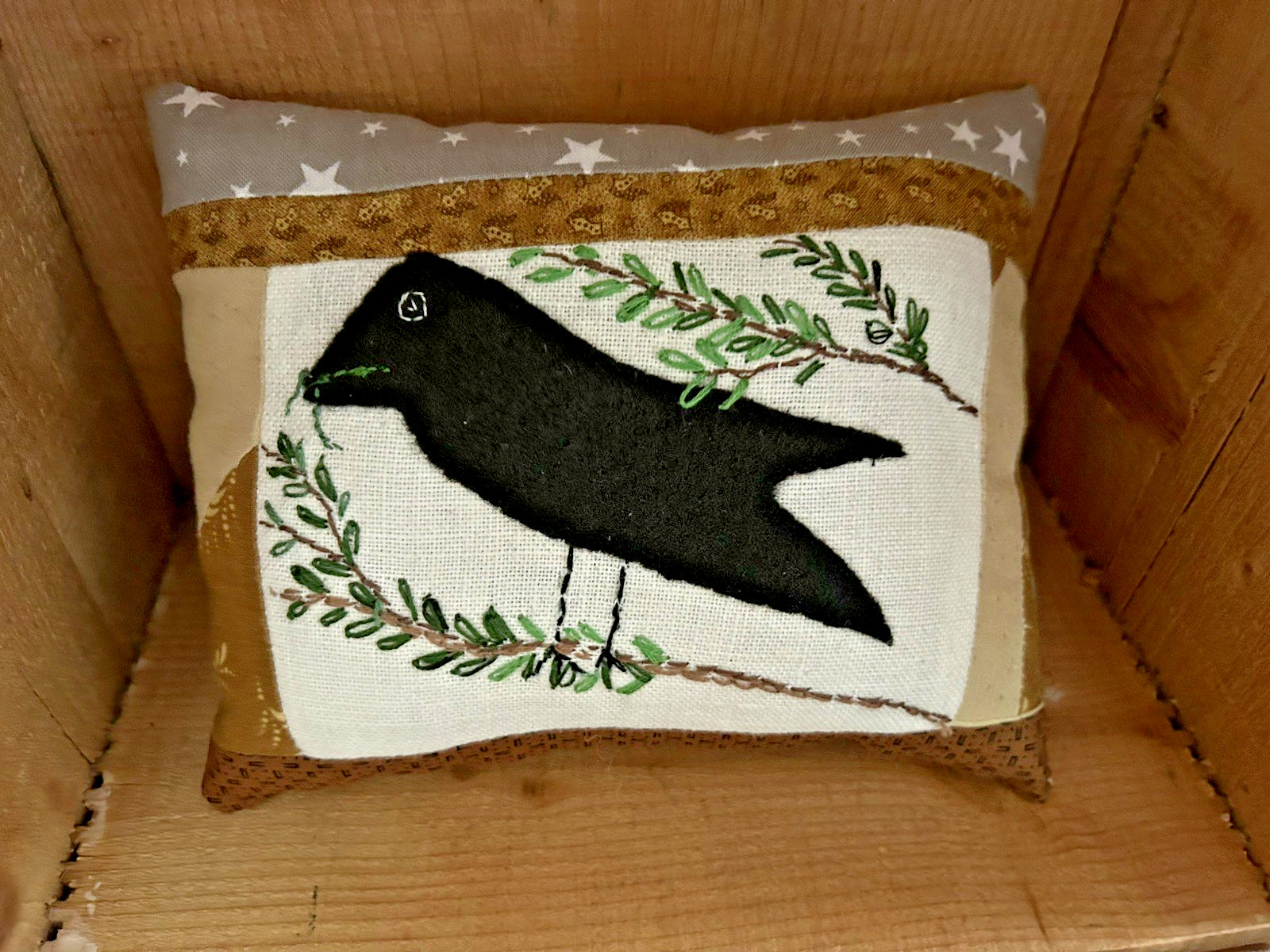 Primitive Stitchery Old Country Crow Shelf Sitter Ornie Autumn Fall Harvest