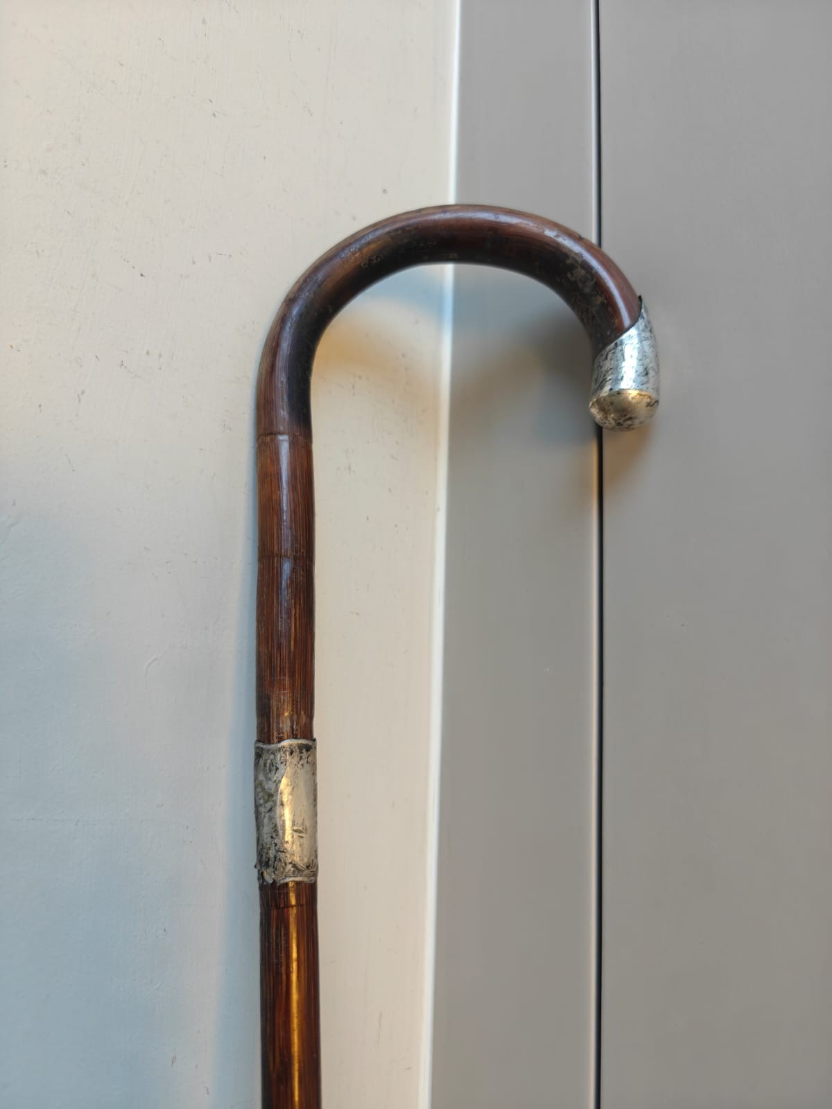 Edwardian silver handle tip and collar reeded walking stick – 90cm long