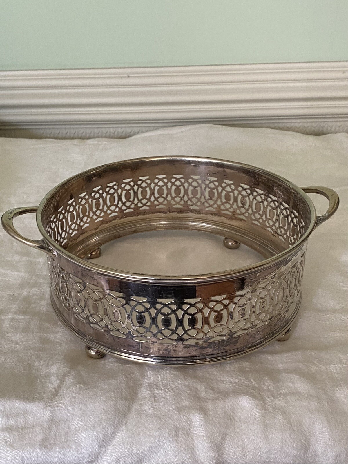 QUALITY ANTIQUE REGIS PLATE EPNS Hard Solder N1098 PIERCED DISH HOLDER BUN FEET