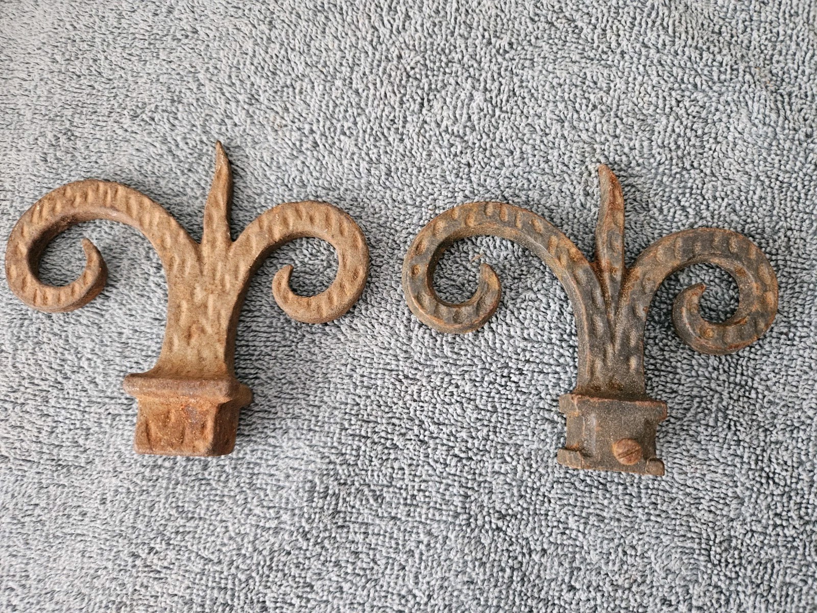 Vintage Cast Iron Fence Finials 4″ Ornate Rusty Set Of 2