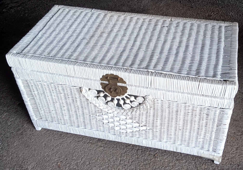 Vtg Lrg Mid-20th Century Chinoiserie Wicker Storage Chest With Brass Handles