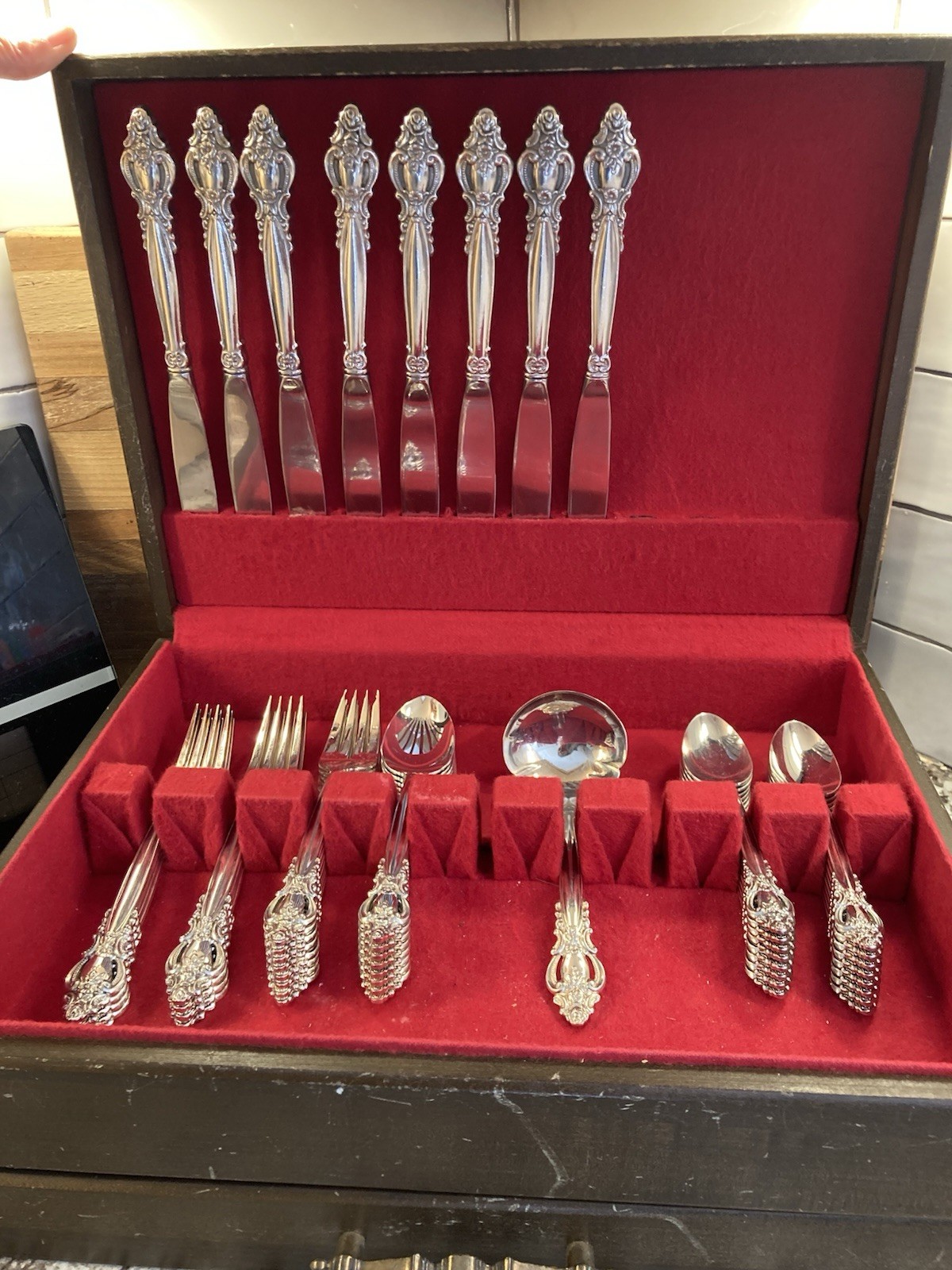 International DeepSilver Countess Silverplate Service 8 – 46 Piece Set