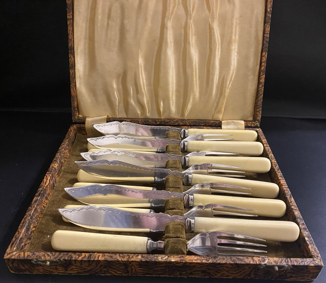 Vintage Sheffield Silver Plate & Faux Bone Handled 12 Piece Fish Eaters – Boxed