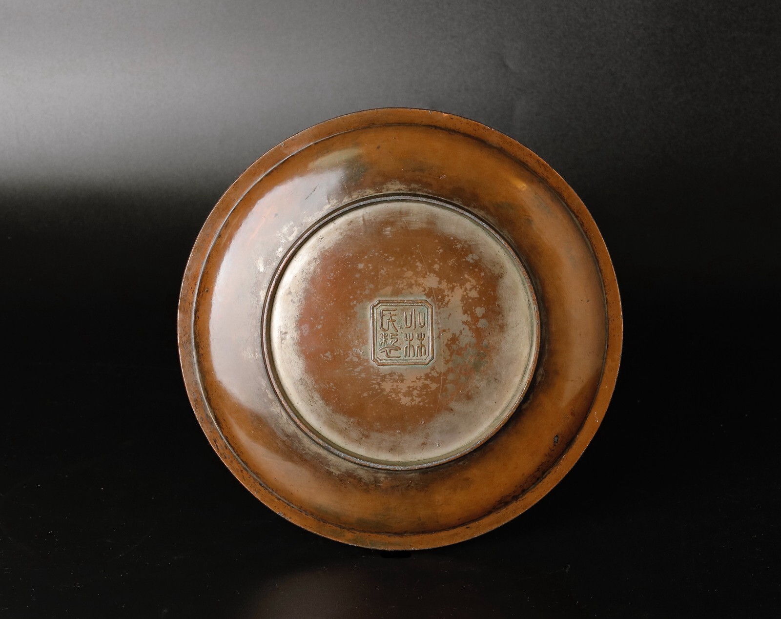 Decorative signed bronze plate with relief depicting Floating World. Meji ZZ99