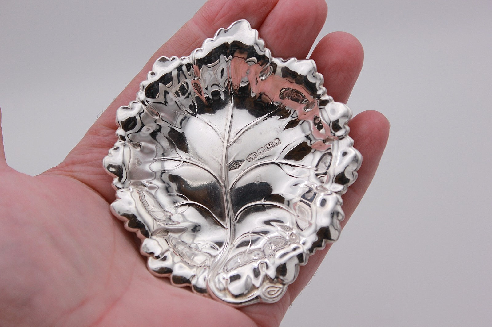 Sterling Silver Leaf Design Dish 38.9 grams, Birmingham 2002, 3 1/2″ x 3 1/4″