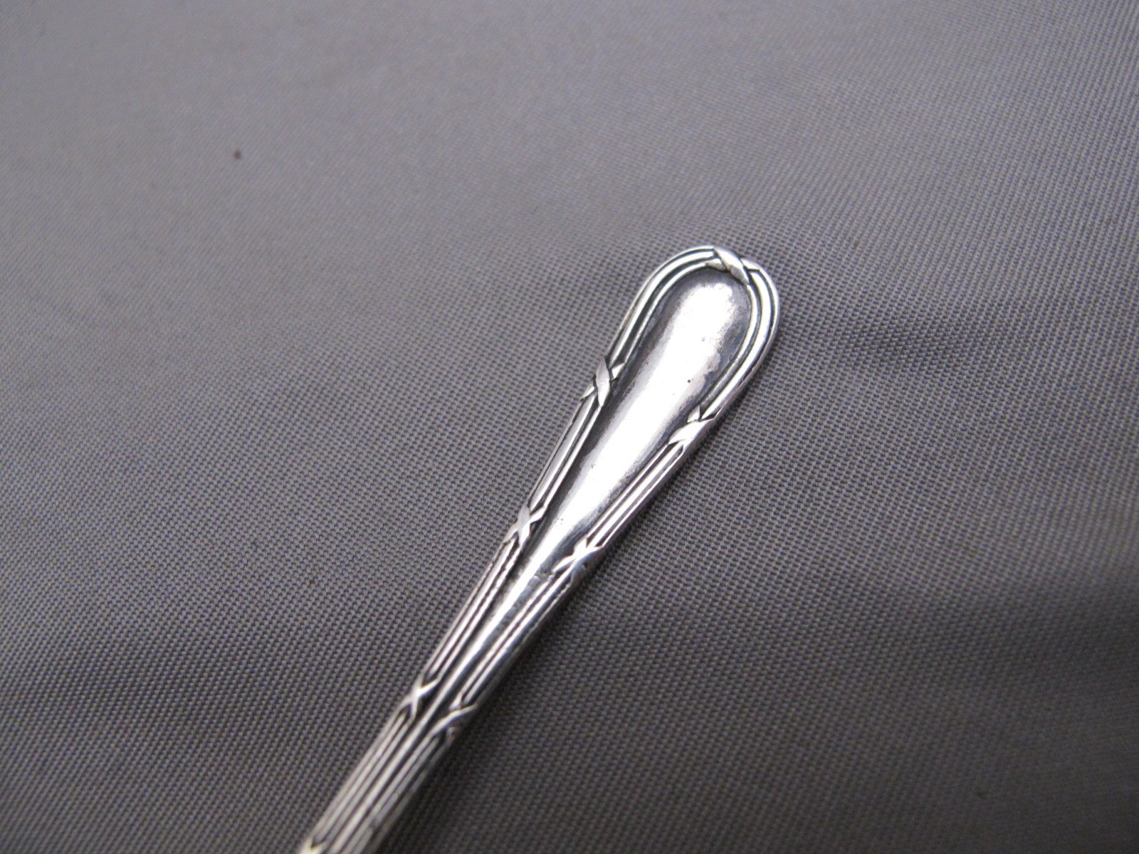 Good ENGLISH Sterling FASCINE Pattern INDIVIDUAL SALT SPOON-Wilkinson, 1918-19