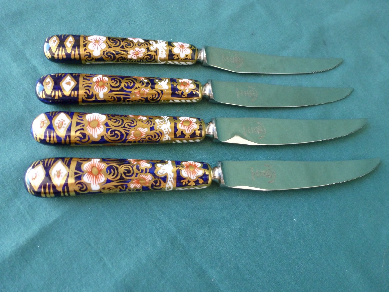Four Antique Royal Crown Derby Imari Bone China England Steak Knives 8 3/4″
