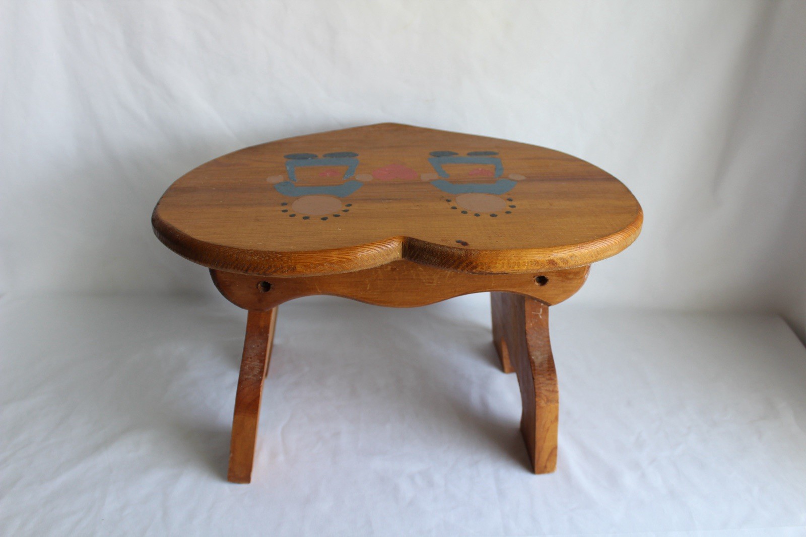 Vtg Heart Shaped Solid Wood Step Stool Hand Painted Folk Art, 8.75Hx11”x14.75”