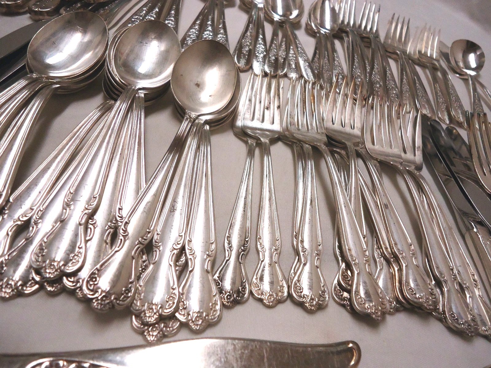 ASSORTED SILVERPLATE FLATWARE MIXED LOT BULK 130-PIECES