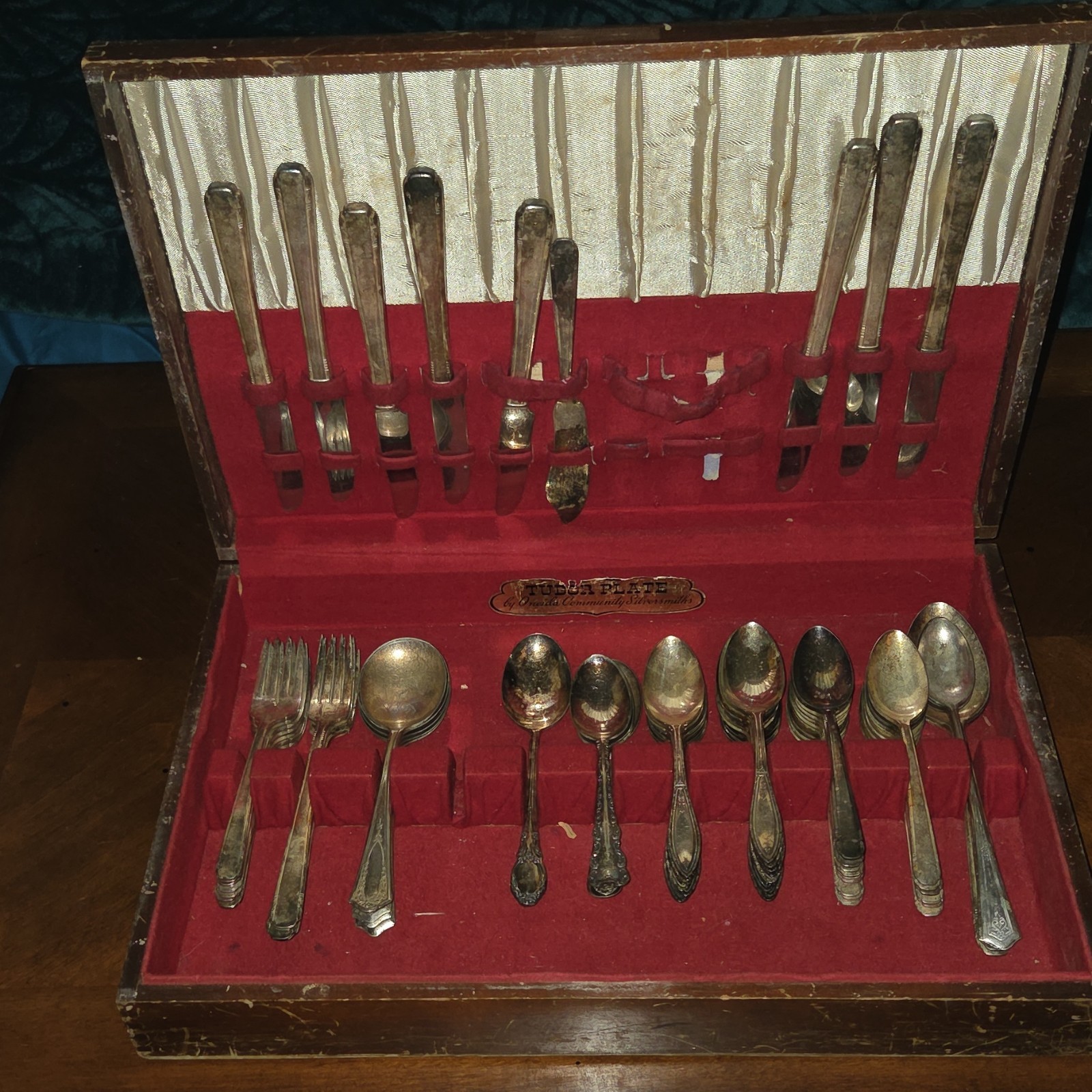 Oneida Community Silversmiths Tudor Plate Silverplate Flatware Set