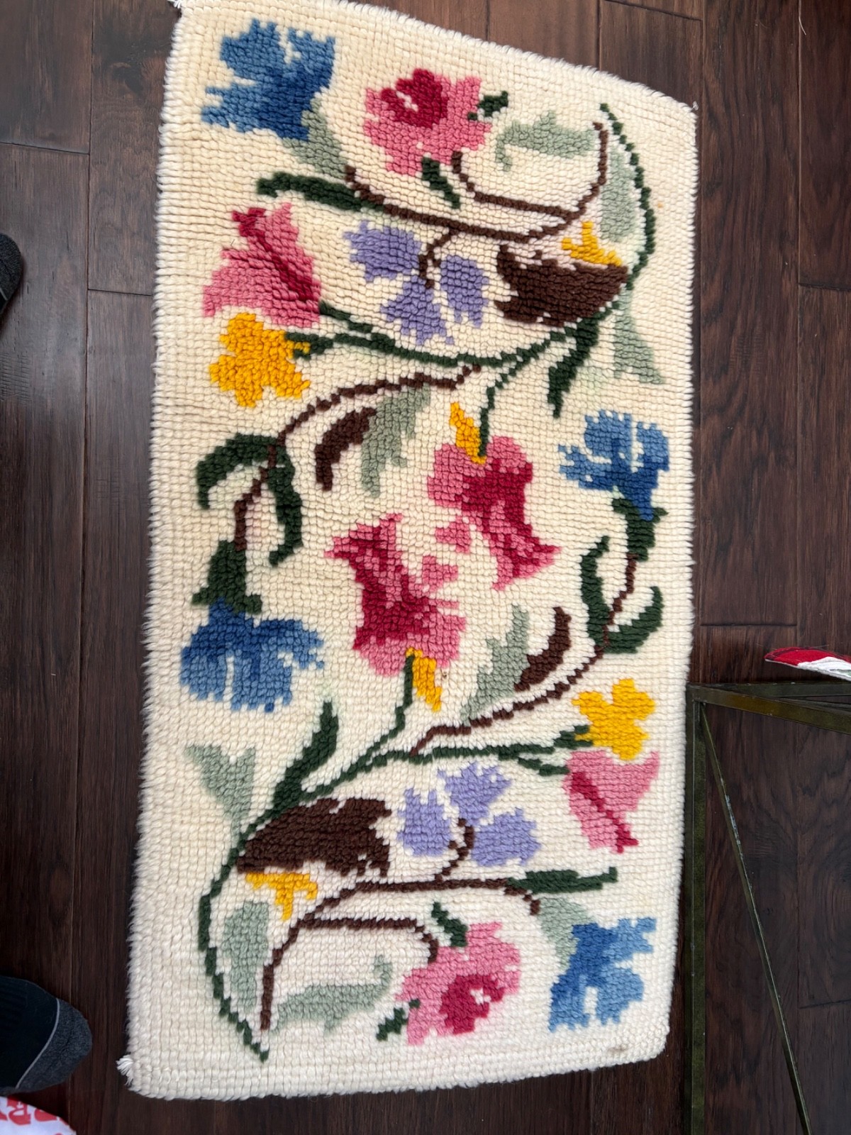 Vintage Hand Made American Hooked Rug Wool ~ Flowers ~ Floral 22″ X 42″