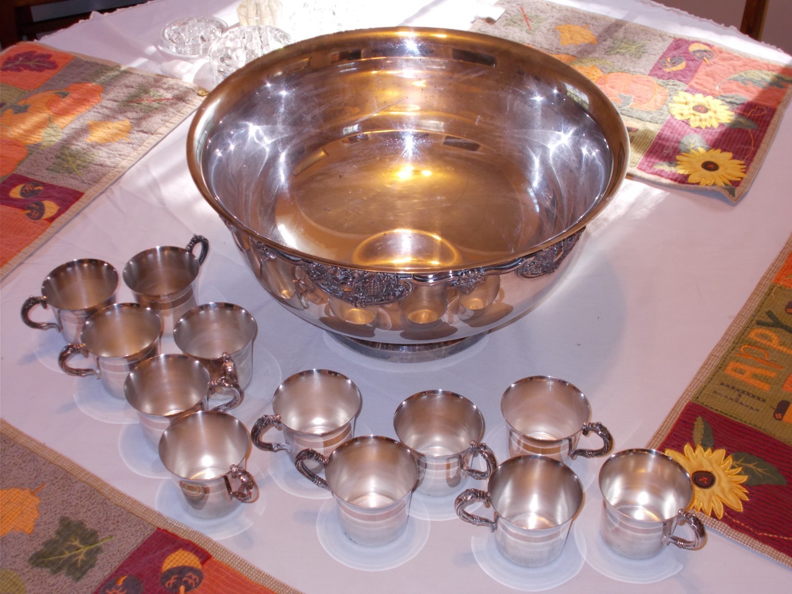 VINTAGE WALLACE SILVER PLATE HARVEST PUNCH BOWL WITH 12 MATCHING CUPS