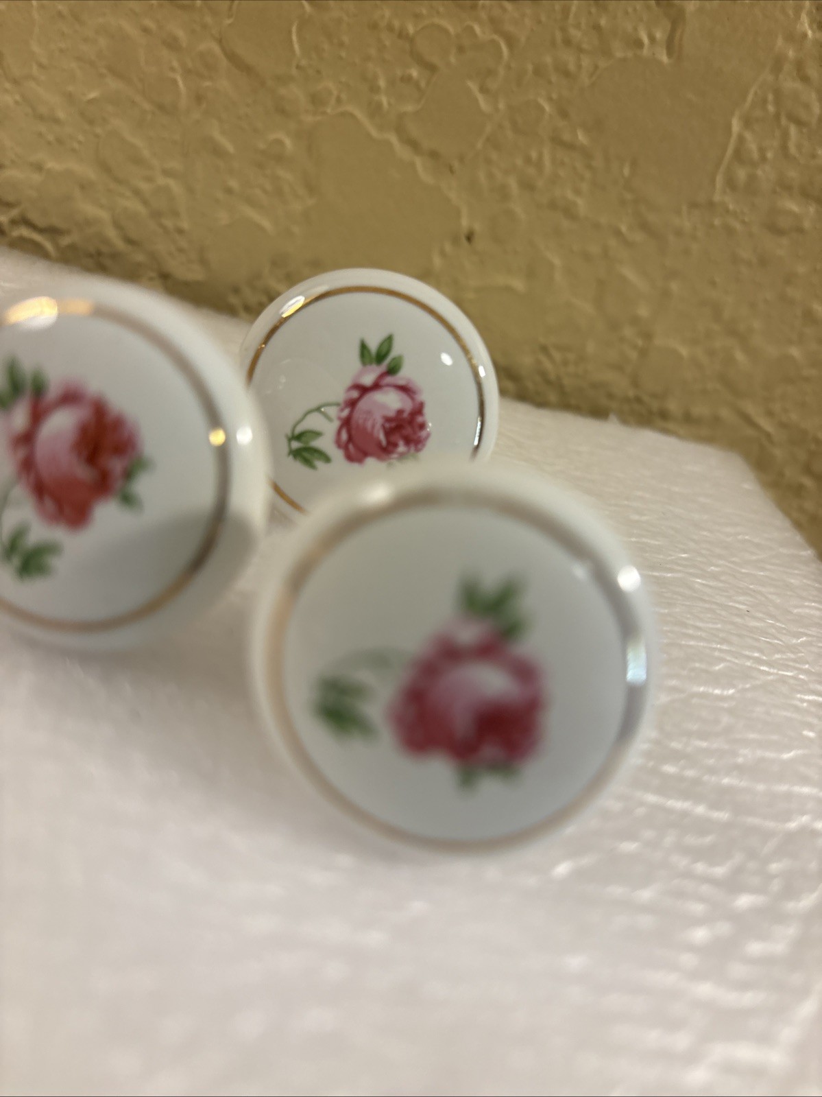 Vtg Porcelain Drawer Pulls Knobs pink Rose gold trim round 1.5 ” Set 6(o10