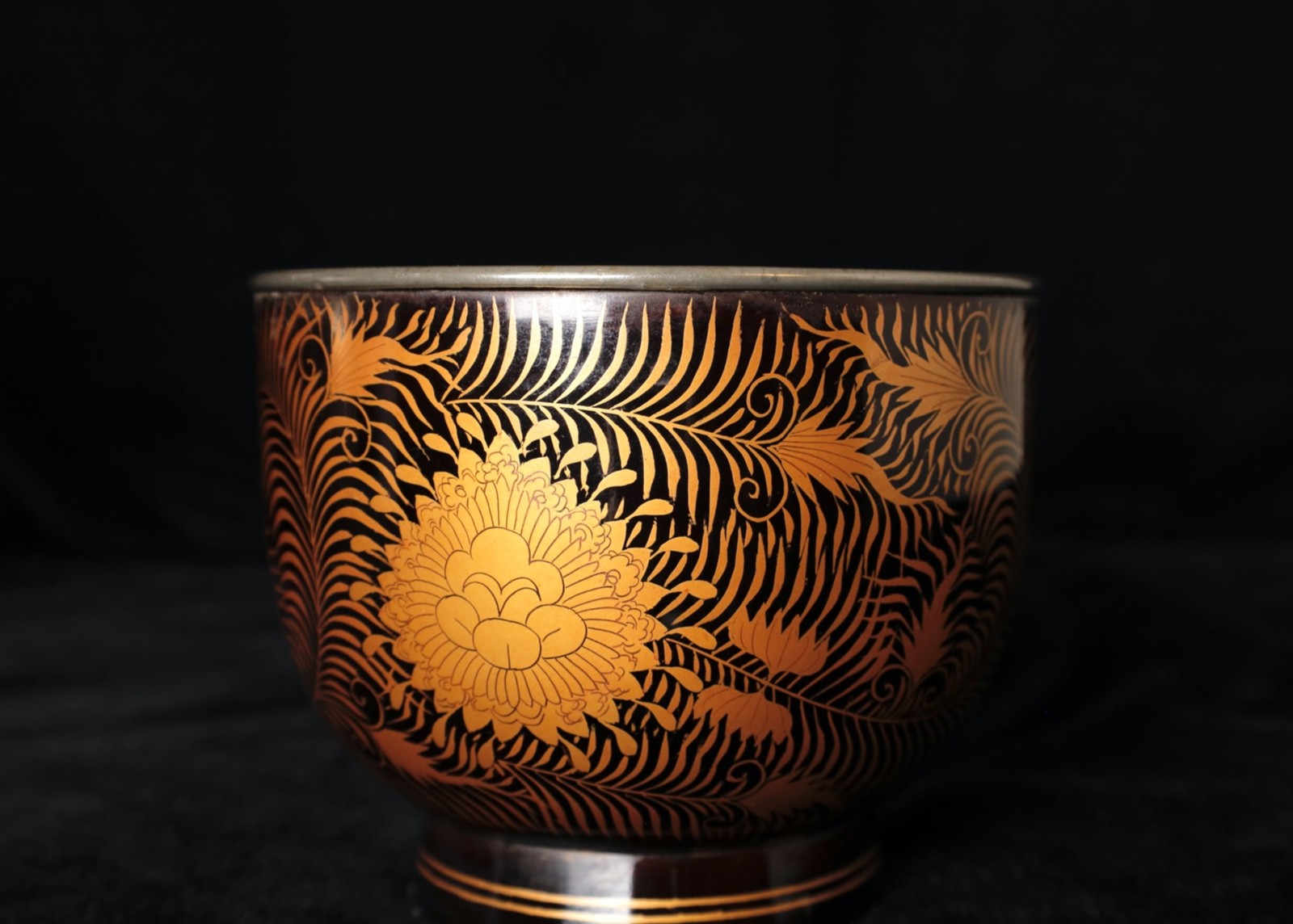 Beautiful Arabesque design lacquer bowl, Edo period 19h c ZL33