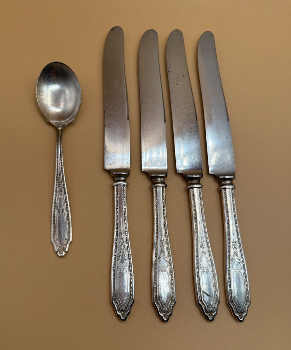 🍽️ Vintage Williams Bros No. 9 Silverplate Flatware Lot of 5 – 4 Knives + Spoon