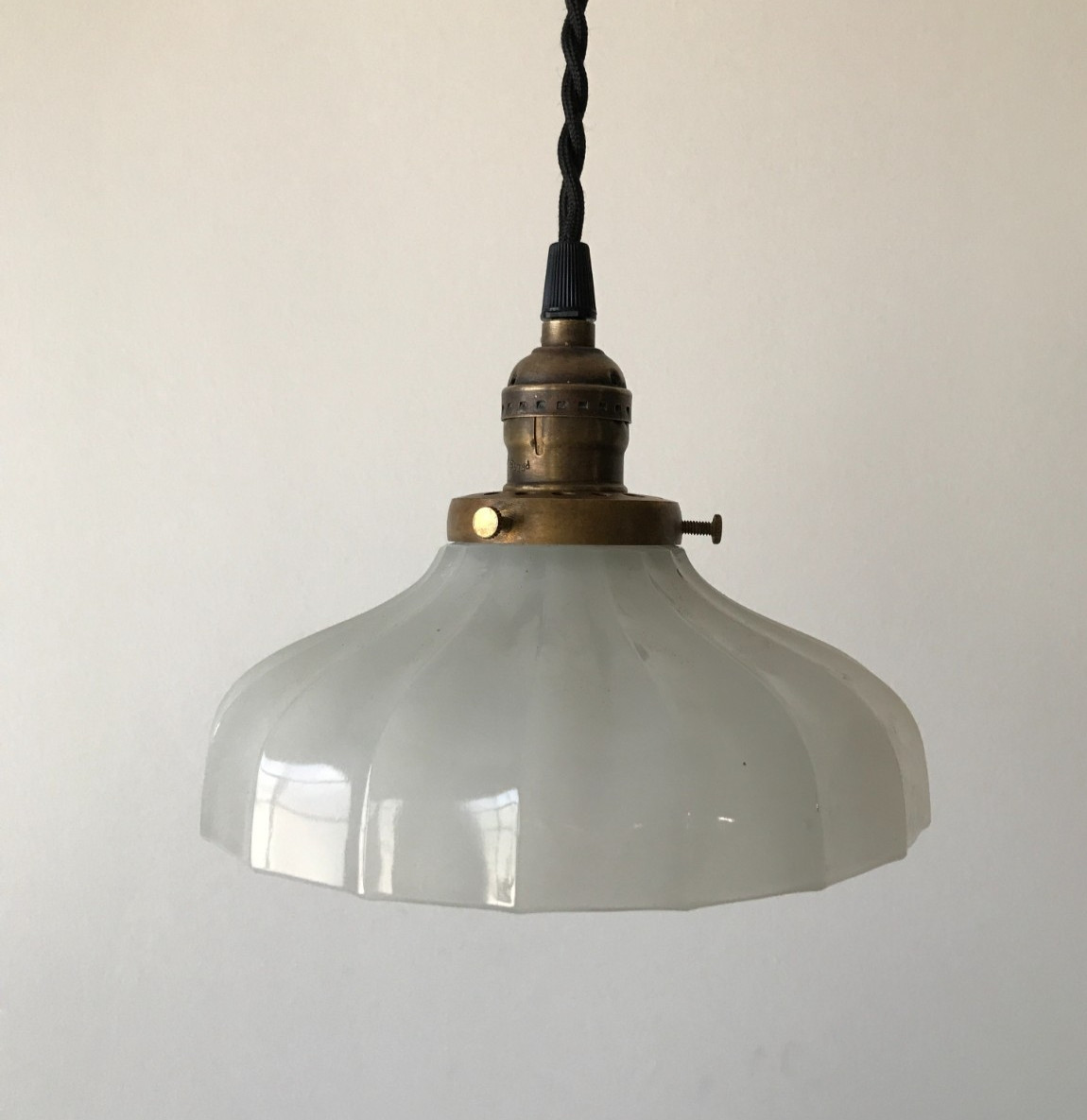 VTG Hanging Ceiling Light Brass Fixture Scalloped White Glass Shade Old 954-26B