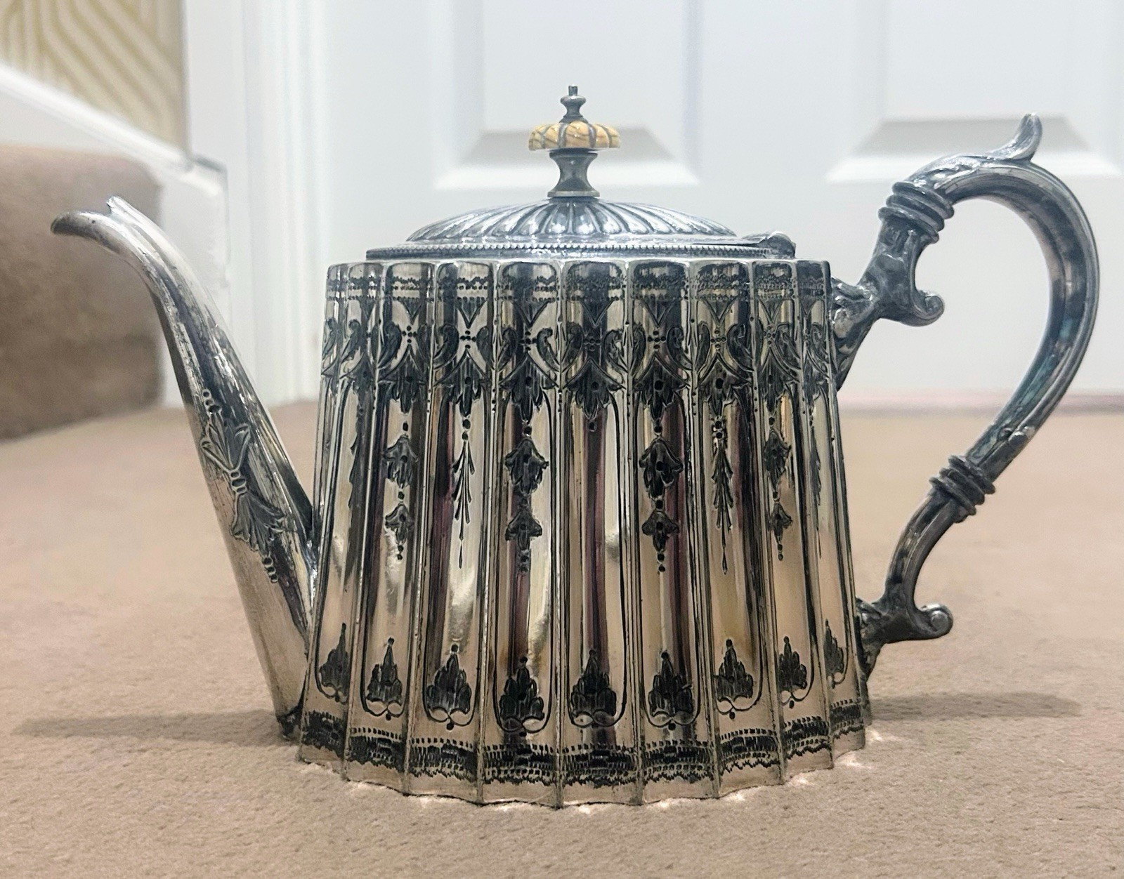 James Dixon & Sons. Sheffield, UK. Victorian / Edwardian Silver Plated Teapot.