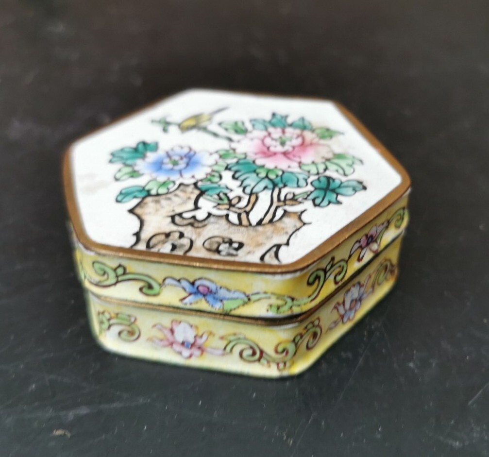 VINTAGE CHINESE ENAMEL HEXAGON BOX DECORATED WTIH FLOWERS AND BIRDS 5.5 X 6CMS