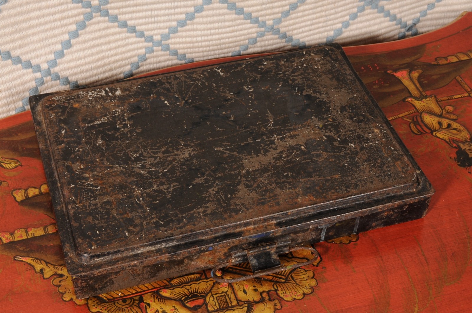 Antique Reeves & Sons oil paint tin, black metal tin Empty.